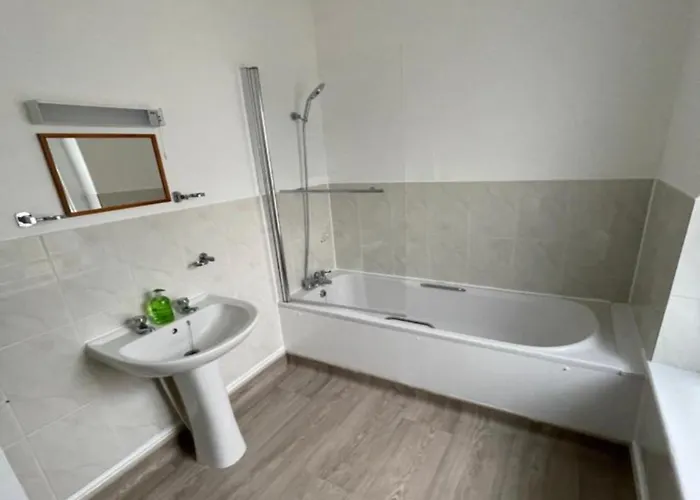 Oyo The Old Victoria Hotel