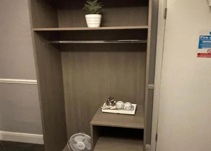 Oyo The Old Victoria *