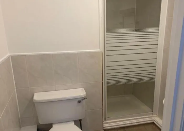 Oyo The Old Victoria Hotel *